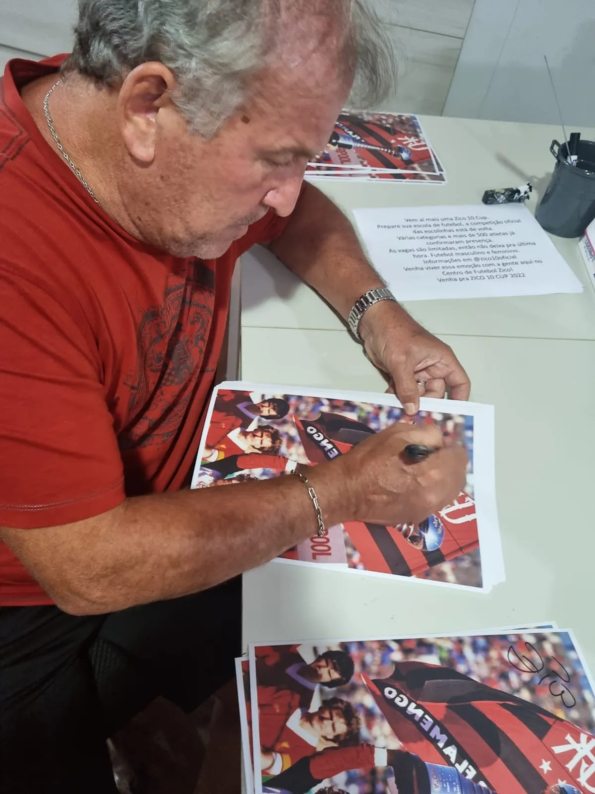 Foto "Zico erguendo a taça em 1981" (Autógrafo manual SEM MOLDURA)