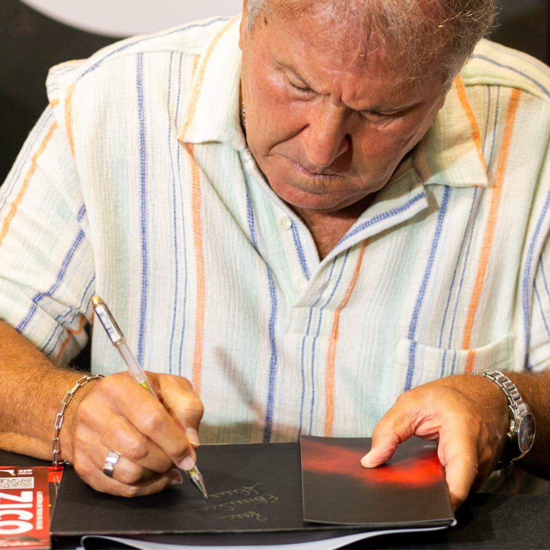 Livro "A História de Todos os Gols de Zico" com dedicatória manual