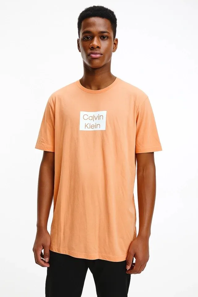 Camiseta Calvin Klein Monogram Logo emborrachado Center Box Graphic cor Salmão - 4RB842G-800