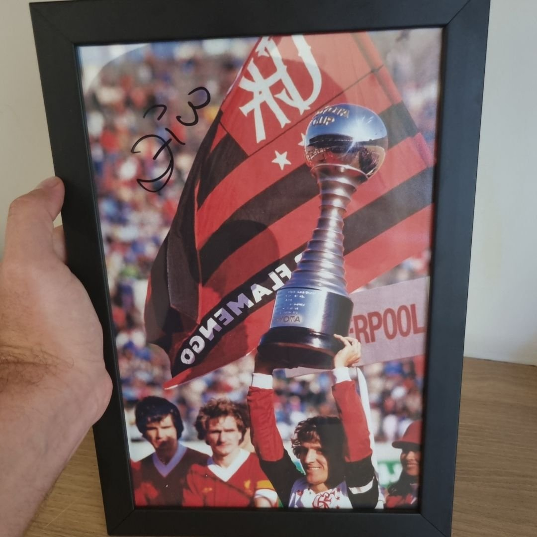 Foto "Zico erguendo a taça em 1981" (Autógrafo manual SEM MOLDURA)